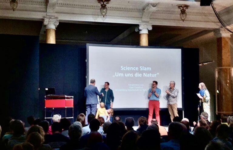 Prof. Vogel awarded a prize at the science slam “Um uns die Nature”