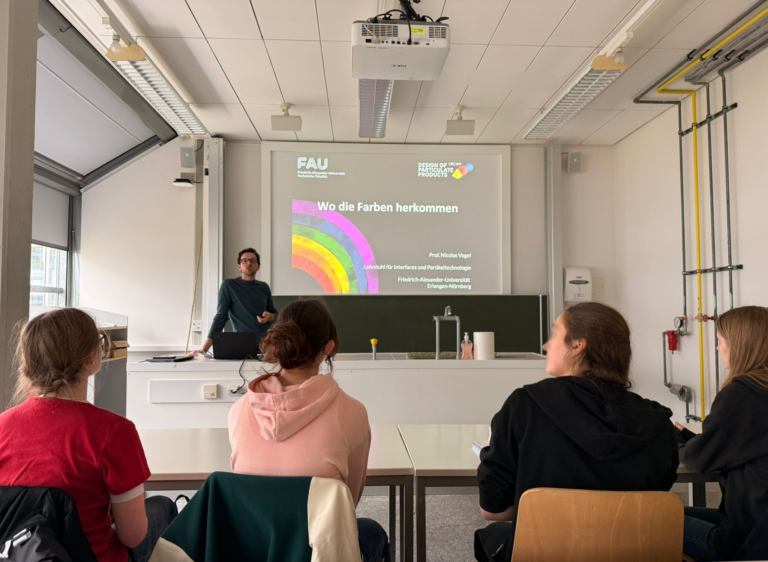 Researchers of CRC1411 welcome interested pupils in their labs